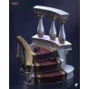 Le socle architectural à lui seul : escalier de marbre, tapis rouge et or, balustres sculptés —