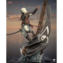 Vue  latérale du diorama, dévoilant la structure du mât, les cordages noués et la voile noire déchirée flottant au vent.