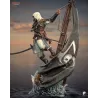 Vue  latérale du diorama, dévoilant la structure du mât, les cordages noués et la voile noire déchirée flottant au vent.