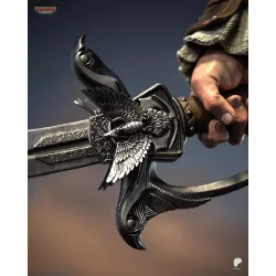 Détail du sabre d'Edward Kenway. Sa garde richement ornée, décorée d'un motif d'oiseau aux ailes déployées
