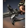 Détail du sabre d'Edward Kenway. Sa garde richement ornée, décorée d'un motif d'oiseau aux ailes déployées