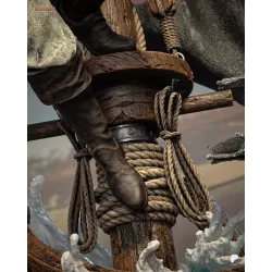 Détail du pied d'Edward prenant appui sur la vergue et la mâture de l'épave. Les cordages enroulés autour du bois,