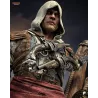 Gros plan sur le visage d'Edward Kenway sous sa capuche. Son expression concentrée, sa barbe soigneusement sculptée