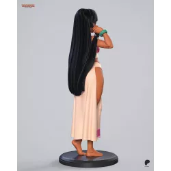 Une vue dynamique de la figurine de Chel, révélant les plis de sa jupe, sa pose élégante et la finesse de sa longue chevelure.