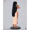 Une vue dynamique de la figurine de Chel, révélant les plis de sa jupe, sa pose élégante et la finesse de sa longue chevelure.