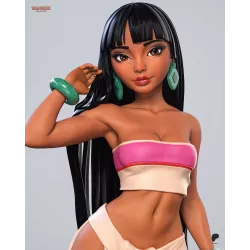 Gros plan sur le visage expressif de Chel, ses boucles d’oreilles, ses bracelets et les détails de son haut rose et blanc.