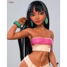 Gros plan sur le visage expressif de Chel, ses boucles d’oreilles, ses bracelets et les détails de son haut rose et blanc.