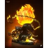 Même de dos, il en met plein la vue. La chaîne mystique et la boule de feu, toujours prêtes à l'action.