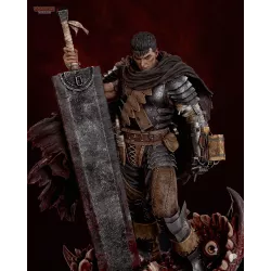 Vue d’ensemble de Guts équipé de son armure, prêt à faire face aux forces démoniaques avec sa Dragon Slayer.