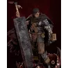 Vue d’ensemble de Guts équipé de son armure, prêt à faire face aux forces démoniaques avec sa Dragon Slayer.