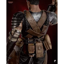 Vue en détail du dos de la figurine de Guts