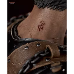 Vue du tatouage dans le cou de Guts