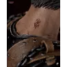 Vue du tatouage dans le cou de Guts