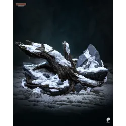 Le socle rocheux et sa branche morte enneigée, présenté seul. Détail du travail de texture sur la glace, la roche et le bois,