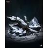 Le socle rocheux et sa branche morte enneigée, présenté seul. Détail du travail de texture sur la glace, la roche et le bois,