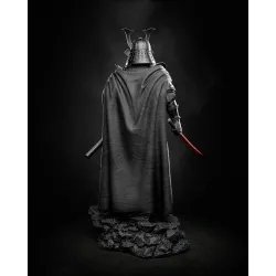 Vue arrière de la figurine Darth Vader Samouraï, cape ample et sabre laser dans le dos