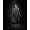 Vue arrière de la figurine Darth Vader Samouraï, cape ample et sabre laser dans le dos
