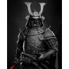 Figurine Darth Vader Samouraï, vue en contre-plongée soulignant la stature imposante