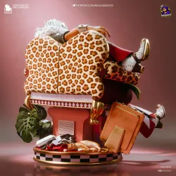 Même de dos, la figurine réserve des surprises.