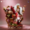 Le pantalon rouge à étoiles, les bottes blanches, les bijoux et le fauteuil léopard créent une composition dynamique,