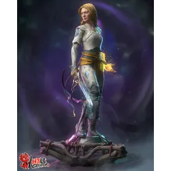 Vue trois-quarts avant de la figurine de Faye, guerrière nordique de God of War, révélant son armure sculptée