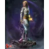 Vue trois-quarts avant de la figurine de Faye, guerrière nordique de God of War, révélant son armure sculptée