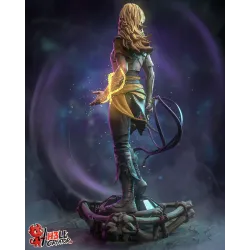 Vue arrière de la figurine de Faye / Laufey : admirez la sculpture détaillée de sa chevelure, de sa tenue de combat