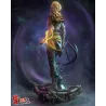 Vue arrière de la figurine de Faye / Laufey : admirez la sculpture détaillée de sa chevelure, de sa tenue de combat