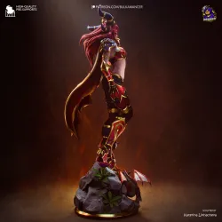 Présentation de trois-quarts de la figurine d'Alexstrasza, mettant en valeur le dynamisme des mèches de cheveux sculptées