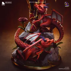 Notre statuette d'Alexstrasza repose sur un socle rocheux , abritant deux dragonnets du Vol Rouge finement sculptés.