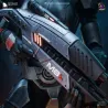 Focus sur le mythique fusil d'assaut M-8 Avenger. Les gravures et les textures métalliques sont reproduites au millimètre près