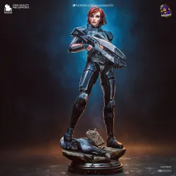Le Commandant Shepard en armure N7, fière et victorieuse sur son socle de combat.
