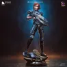 Le Commandant Shepard en armure N7, fière et victorieuse sur son socle de combat.