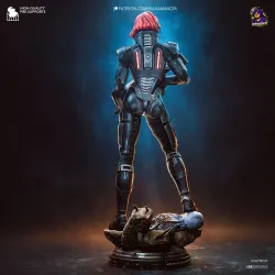 Zoom sur le dos de l'armure N7 et son système cybernétique. Le socle détaillé révèle la carcasse d'un Adepte Geth