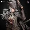 Gros plan sur le visage de  Lady Maria de la Tour de l'Horloge Astrale,