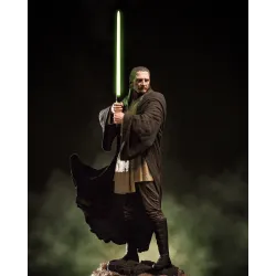 : Le Maître Jedi prêt au combat. Une posture dynamique et iconique de Qui-Gon Jinn, brandissant son sabre laser vert