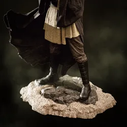 Des finitions haute précision jusqu'au socle. Zoom sur les textures des bottes et de la base rocheuse texturée.
