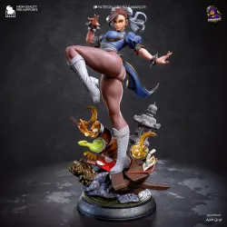 Vue de trois-quarts face de la figurine de Chun-Li en posture dynamique.