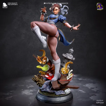 Vue de trois-quarts face de la figurine de Chun-Li en posture dynamique.