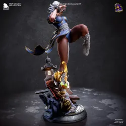 Vue de face stricte de la statuette, soulignant l'équilibre de la pose de combat,