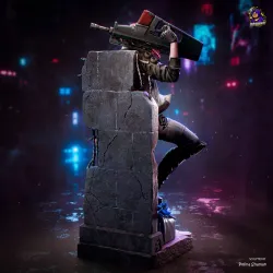 La figurine dans son intégralité sur son socle de présentation.