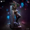Un angle qui met en valeur la silhouette élancée du personnage et la géométrie massive de son arme