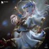 Gros plan sur la finesse du visage de Frieren, coiffée de sa délicate couronne de flammes bleues.