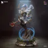 Vue globale de la figurine à l'échelle 1/8e, lévitant sur son socle rocheux avec ses effets de magie circulaires."