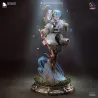 Vue de trois-quarts mettant en valeur la posture aérienne de Frieren et l'alignement parfait de son bâton de mage.