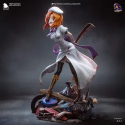 Vue de trois-quarts mettant en valeur l'équilibre parfait de la figurine sur son socle diorama macabre et ultra-détaillé.