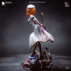 L'œuvre assemblée : Rena Ryūgū, armée et menaçante, trônant  sur son impressionnant diorama de décharge publique.
