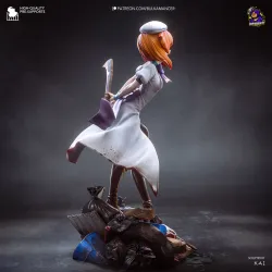 Observez le mouvement spectaculaire de la robe et des rubans violets, insufflant une tension palpable à cette sculpture