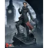 Evie Frye dans une posture fière et déterminée, dominant les rues de Londres.