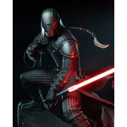 Figurine de Starkiller en armure Sith Stalker, posture de combat dynamique avec sabre laser rouge.
